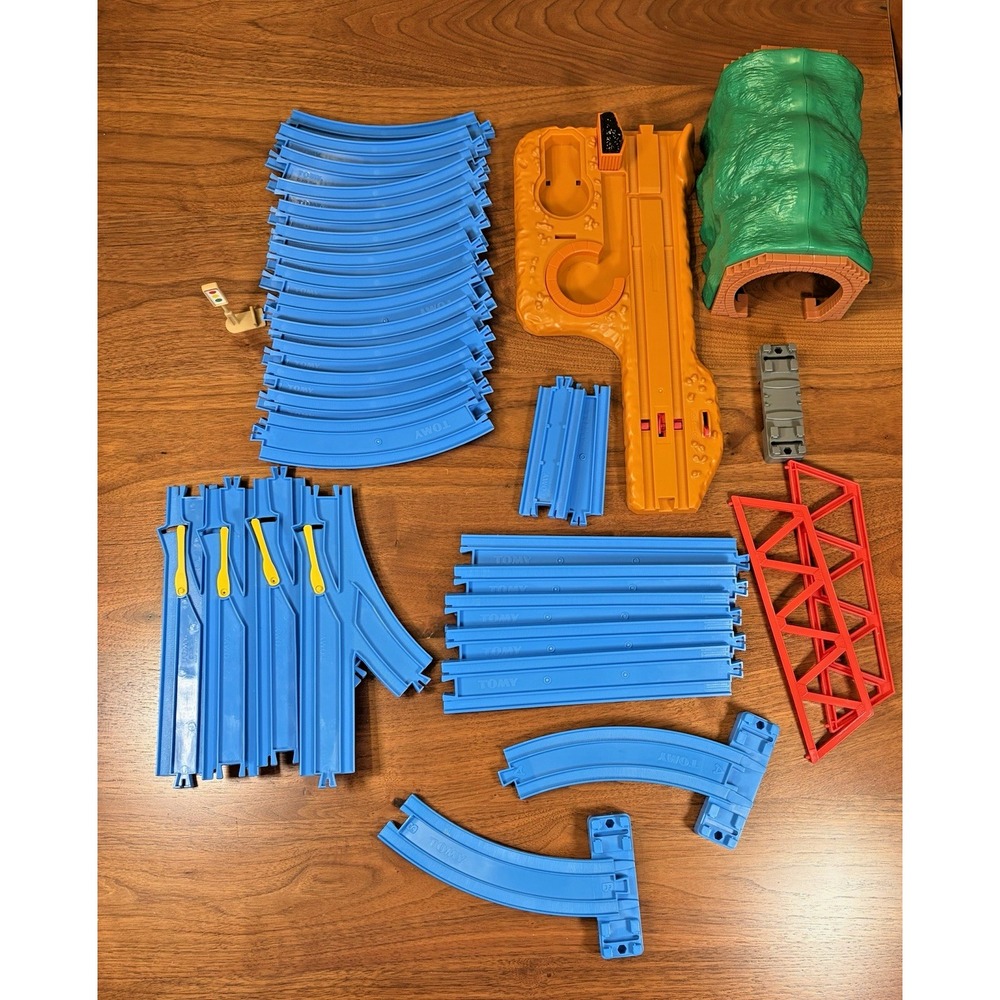 Thomas & Friends Water Tower Steam Set TOMY Blue Track 32pc Incomplete 2006